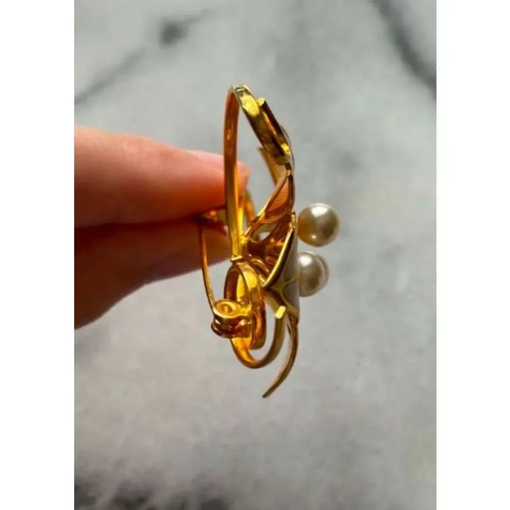 Vintage Enamel Flower Brooch Faux Pearl White Petal Gold Tone 80s Taiwan